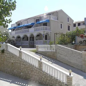 apartments-davor-pag-island.hotelinzadar.com/